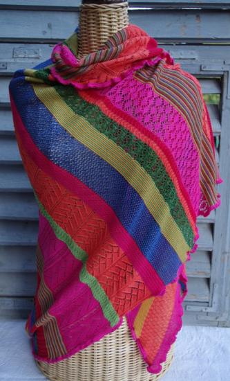 Preview: Invero Dreiecktuch Kyra karneval gewickelt, einhüllend auf Kleiderpuppe